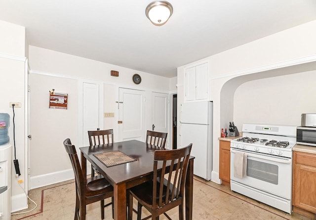 2355 N 59th St Unit 2357, Milwaukee, WI 53210 - dining room featuring arched walkways and baseboards