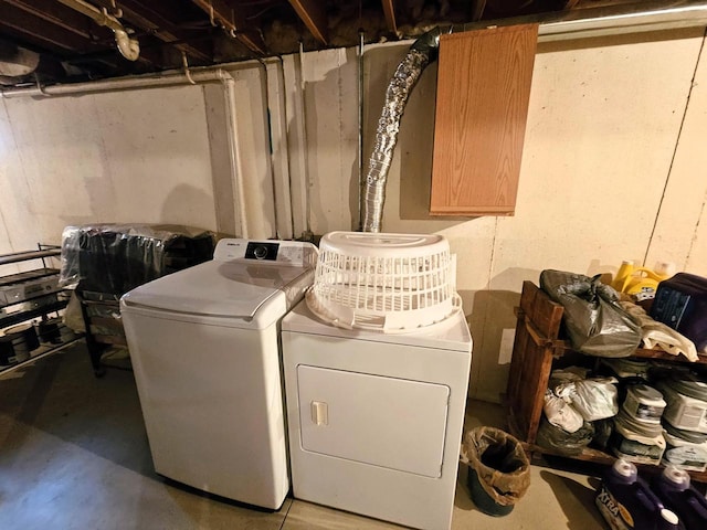 1114 W St, Racine, WI 53404 - laundry room featuring independent washer and dryer