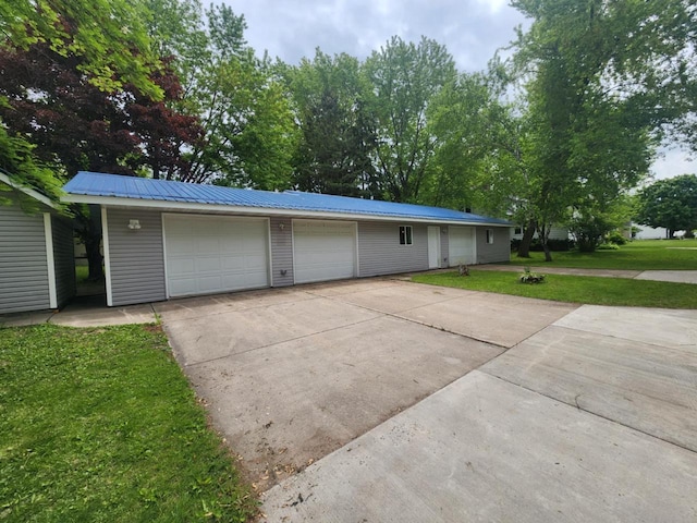 409 W Spence St, Colby, WI 54421 - single story home featuring a front yard, metal roof, and an outdoor structure