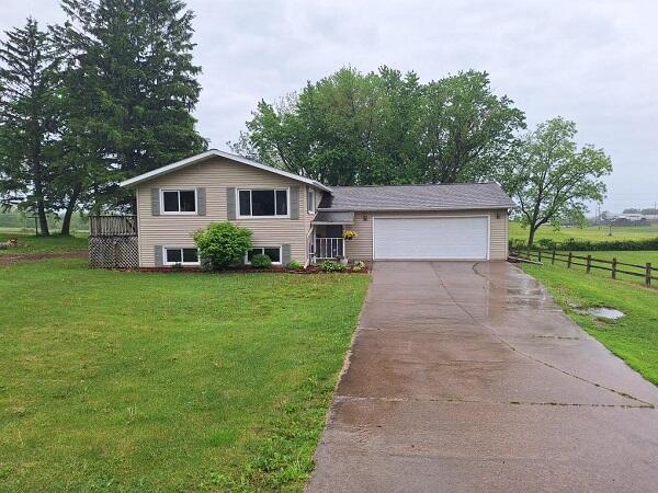 810 Railroad Ave, Viroqua, WI 54665 - tri-level home with driveway and a garage