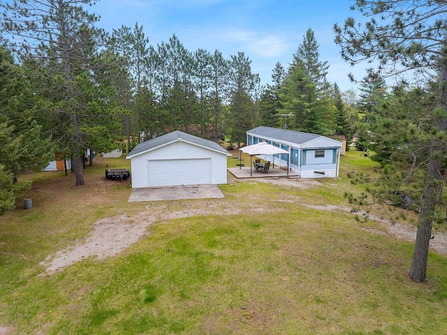 N9578 Dahleen Ln, Crivitz, WI 54114 - view of grassy yard featuring a detached garage and an outdoor structure