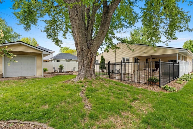 410 E Washington St, New London, WI 54961 - view of yard with a detached garage
