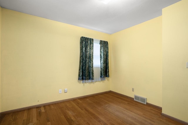 1054 Oxford Ct, Neenah, WI 54956 - unfurnished room featuring wood finished floors and baseboards