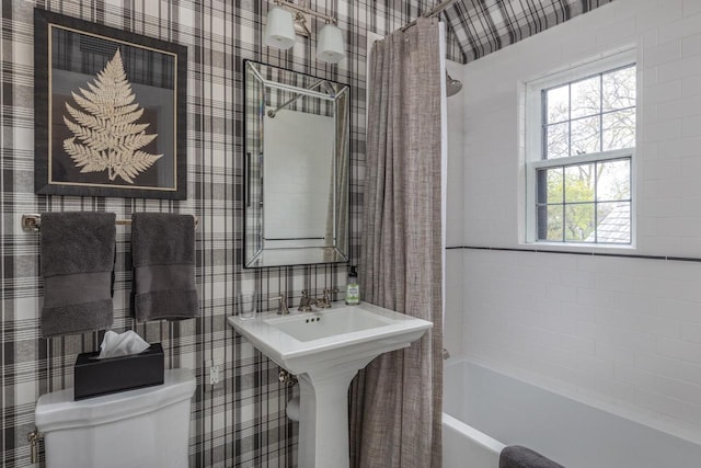 1030 Washington Ave, Oshkosh, WI 54901 - bathroom featuring toilet, shower / bath combo with shower curtain, and wallpapered walls