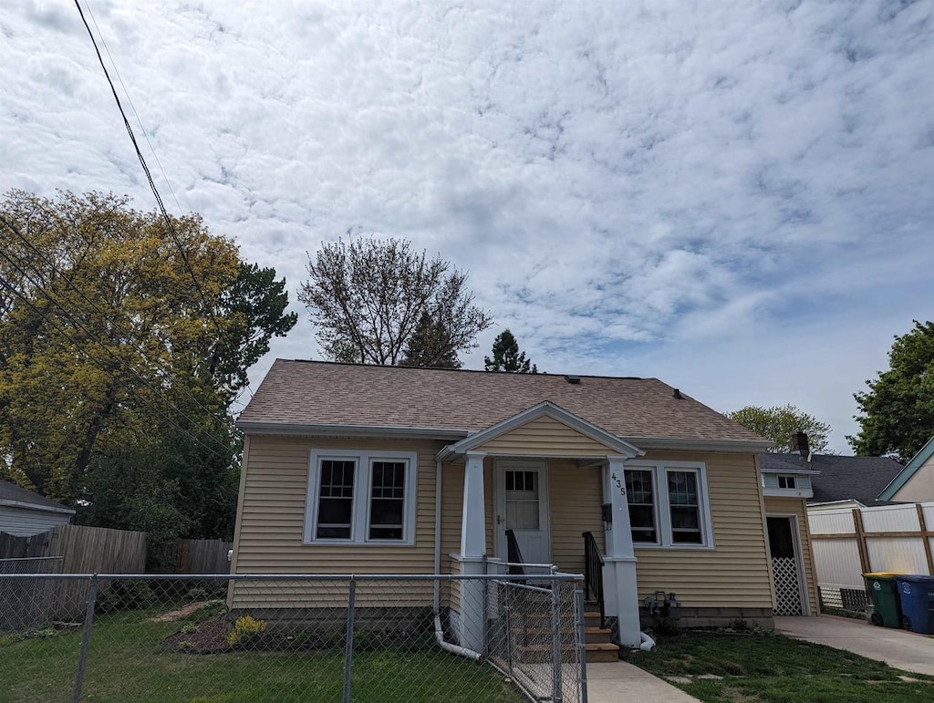 435 Newhall St, Green Bay, WI 54302 - bungalow featuring roof with shingles