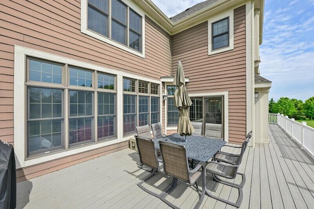 W292S5474 Fox Run Ct, Waukesha, WI 53189 - deck with outdoor dining area