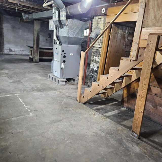 1048 W Wisconsin St, Portage, WI 53901 - unfinished below grade area with stairway