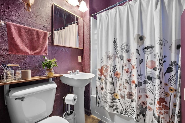224 E Atlantic St, Appleton, WI 54911 - full bath featuring toilet, shower / tub combo, a textured wall, and a sink