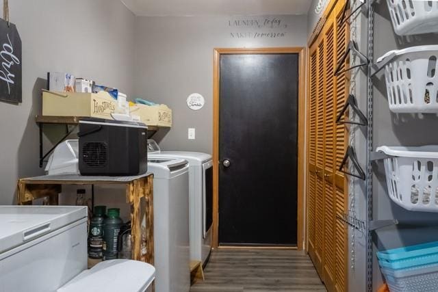 516 Prairie Point Dr, Poplar Grove, IL 61065 - laundry area featuring separate washer and dryer and wood finished floors