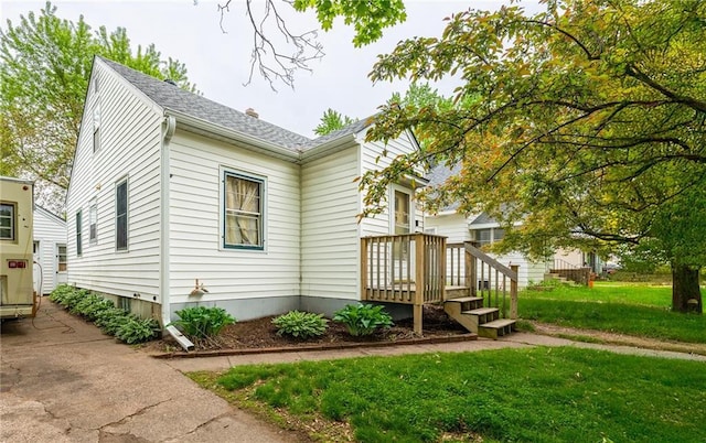 623 Starr Ave, Eau Claire, WI 54703 - view of front of property featuring a front yard and a shingled roof