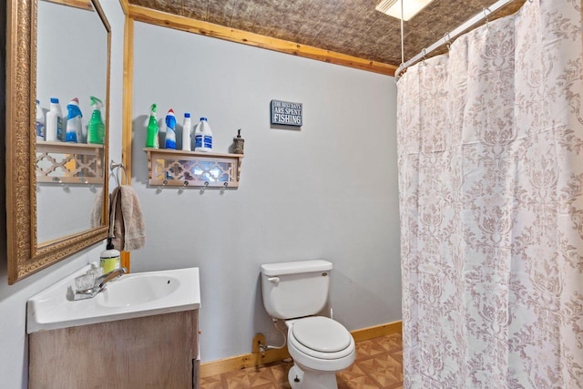554 N Harvard Ave, Endeavor, WI 53930 - bathroom with vanity, toilet, baseboards, and curtained shower