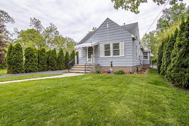 917 Whitewater Ave, Fort Atkinson, WI 53538 - bungalow featuring a front yard and roof with shingles