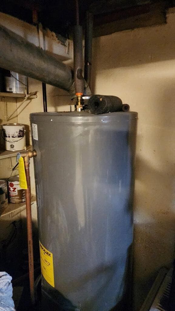 2126 S 16th St, Sheboygan, WI 53081 - utilities featuring water heater