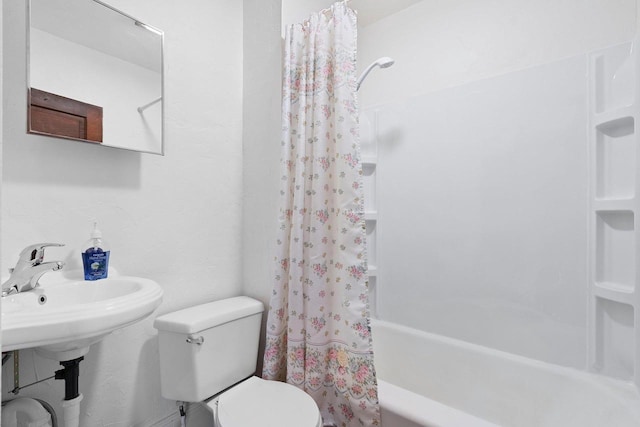 314 Summit St, Pulaski, WI 54162 - full bathroom featuring shower / bathtub combination with curtain and toilet