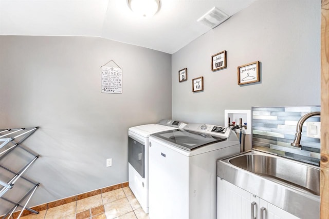 127 Flora St, Pulaski, WI 54162 - laundry room featuring washing machine and clothes dryer and baseboards