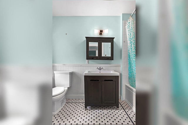2314 Sommers Ave, Madison, WI 53704 - full bath with toilet, a wainscoted wall, vanity, and shower / bathtub combination with curtain