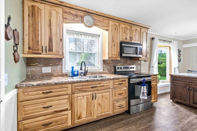 2931 N Ave, Wisconsin Rapids, WI 54495 - kitchen featuring stainless steel appliances, a sink, tasteful backsplash, plenty of natural light, and crown molding