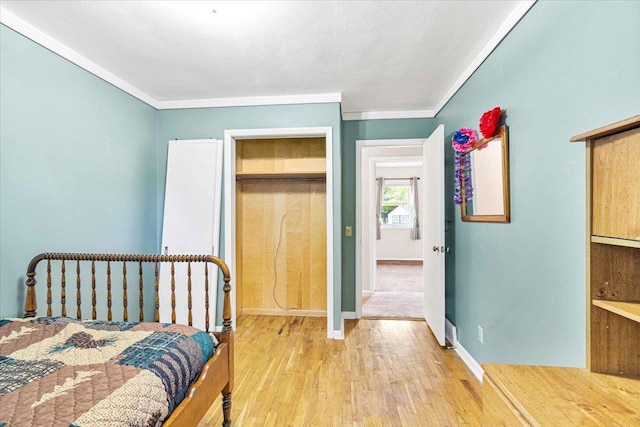 2931 N Ave, Wisconsin Rapids, WI 54495 - bedroom featuring light wood-style floors, crown molding, and baseboards