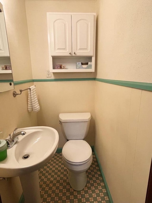 620 W Rock Pl, Glendale, WI 53209 - bathroom with toilet and a sink