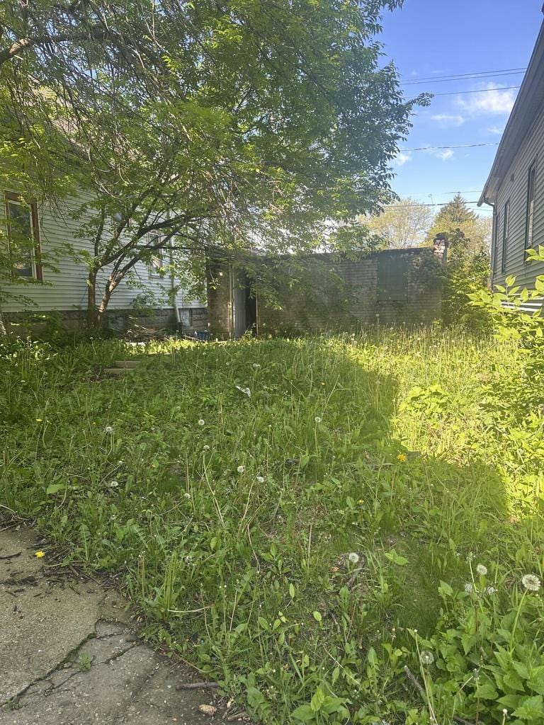 3237 N 10th St, Milwaukee, WI 53206 - view of yard