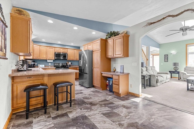 1110 Stillmeadow Ln, Menasha, WI 54952 - kitchen featuring stainless steel appliances, open floor plan, ceiling fan, baseboards, and a peninsula