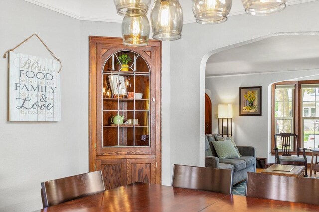 813 W Summer St, Appleton, WI 54914 - dining space featuring arched walkways and crown molding