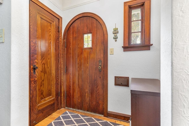 813 W Summer St, Appleton, WI 54914 - foyer with wood finished floors, arched walkways, and a textured wall