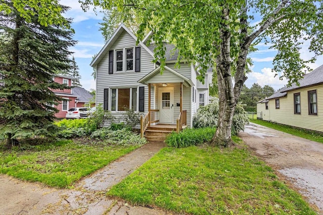 835 S Oakland Ave, Green Bay, WI 54304 - view of front of property featuring driveway