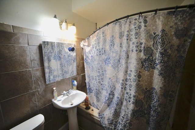 2477 N 37th St Unit 2479, Milwaukee, WI 53210 - bathroom with tile walls, toilet, curtained shower, and backsplash