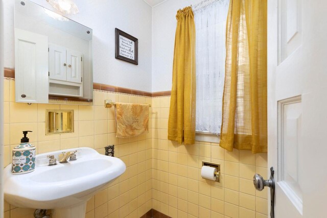 326 W Parkway Blvd, Appleton, WI 54911 - bathroom with a sink and tile walls
