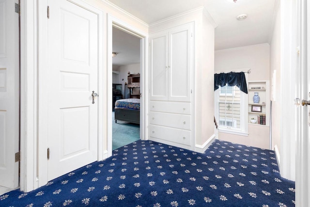 326 W Parkway Blvd, Appleton, WI 54911 - corridor featuring carpet, crown molding, and baseboards