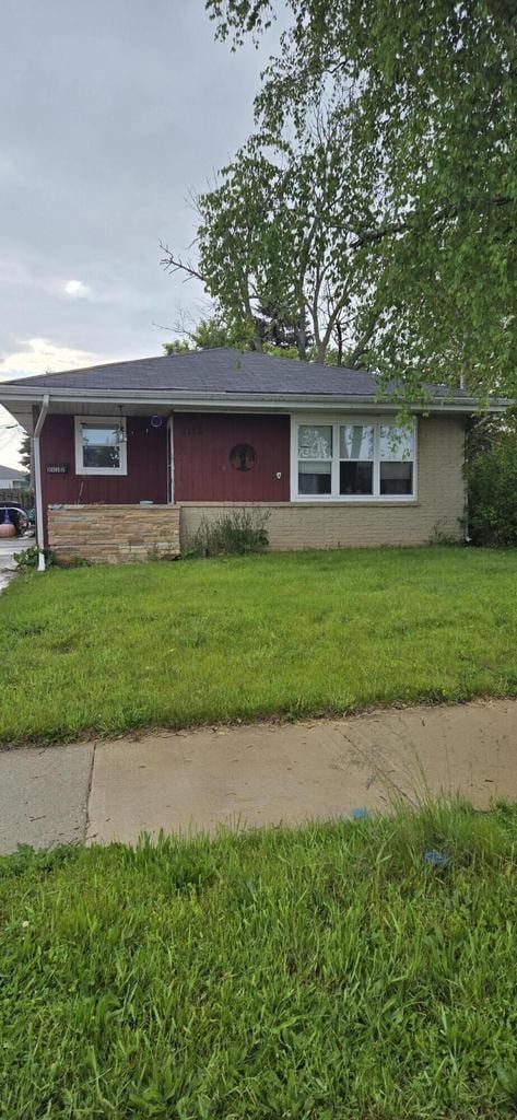 2112 Virginia St, Racine, WI 53405 - ranch-style home featuring a front lawn