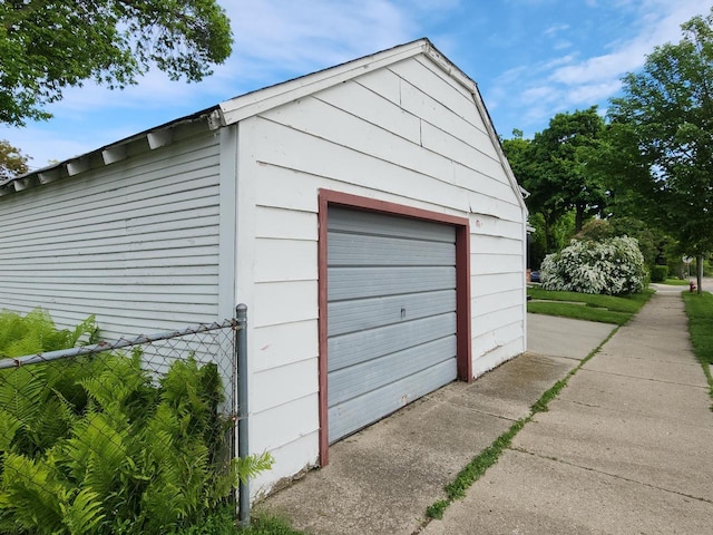 9524 W Mitchell St, West Allis, WI 53214 - detached garage with driveway