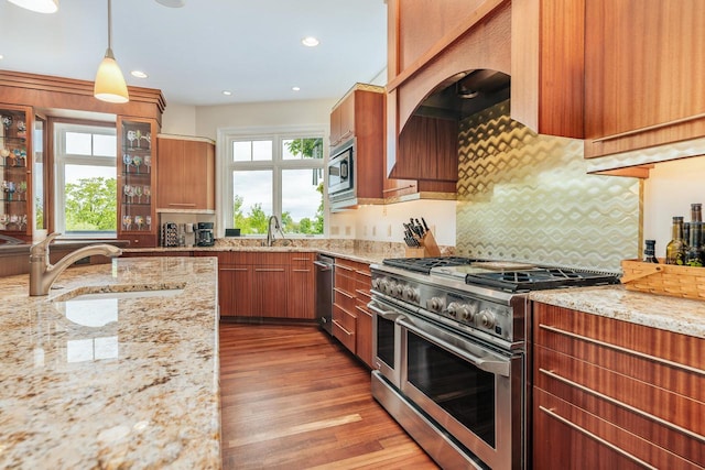 N49W35398 Wisconsin Ave, Oconomowoc, WI 53066 - kitchen with stainless steel appliances, a sink, light wood-style floors, hanging light fixtures, and recessed lighting