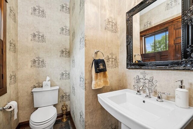 W522 Highland Rd, Genoa City, WI 53128 - bathroom featuring a sink, toilet, and baseboards