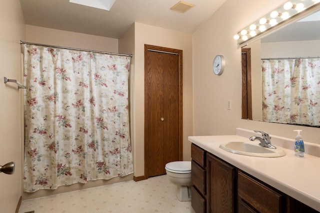 N1440 Red Oaks Dr, La Crosse, WI 54601 - bathroom featuring vanity, toilet, tile patterned floors, and a shower with shower curtain