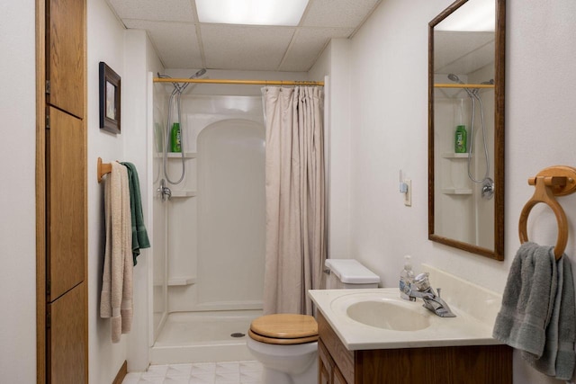 N1440 Red Oaks Dr, La Crosse, WI 54601 - bathroom featuring toilet, vanity, a shower with shower curtain, and a paneled ceiling