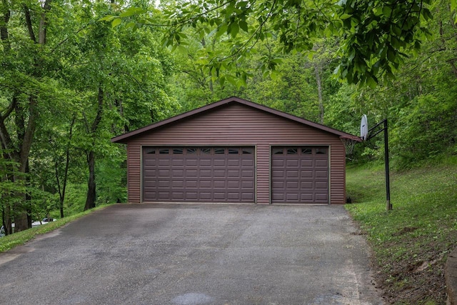 N1440 Red Oaks Dr, La Crosse, WI 54601 - detached garage featuring a forest view