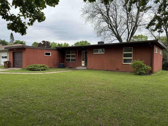 2617 Peck St, Stevens Point, WI 54481 - ranch-style home featuring crawl space, a front lawn, and a garage