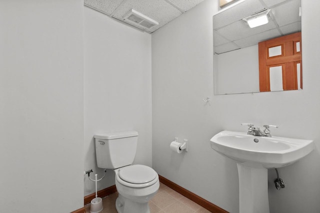3221 N Country Run Dr, Appleton, WI 54914 - bathroom with a drop ceiling, toilet, baseboards, and a sink