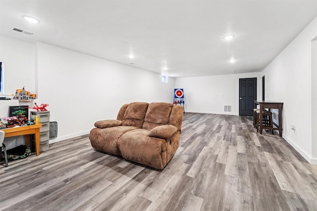 3815 Stone Wall Dr, De Pere, WI 54115 - living room featuring wood finished floors, recessed lighting, and baseboards
