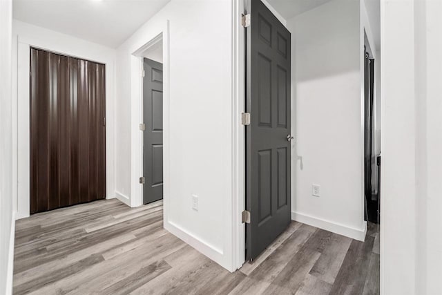 3815 Stone Wall Dr, De Pere, WI 54115 - hallway featuring light wood-style floors and baseboards
