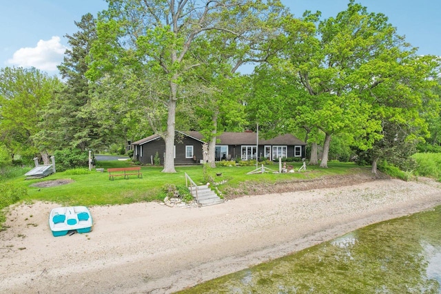 950 N Dousman Rd, Summit, WI 53066 - view of front of home with a front lawn
