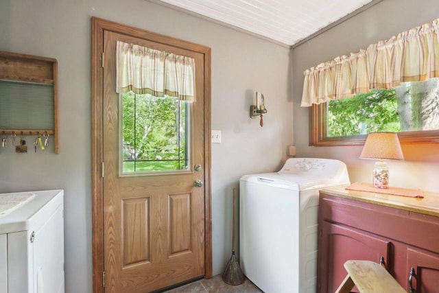 950 N Dousman Rd, Summit, WI 53066 - laundry room featuring independent washer and dryer