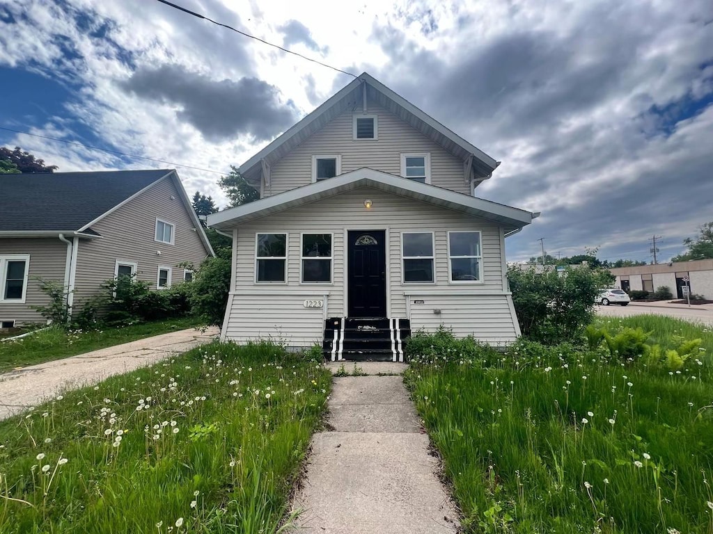 1223 N Harriman St, Appleton, WI 54911 - view of front of house featuring entry steps