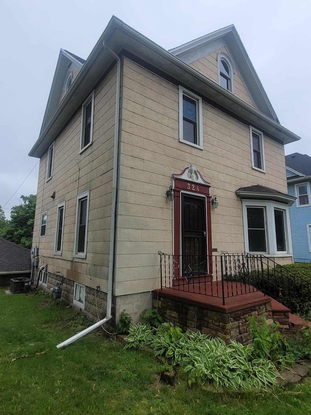 324 N Pine St, Reedsburg, WI 53959 - view of front of property with a front lawn