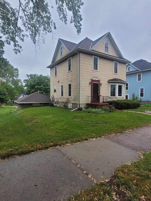 324 N Pine St, Reedsburg, WI 53959 - view of front of house featuring a front yard