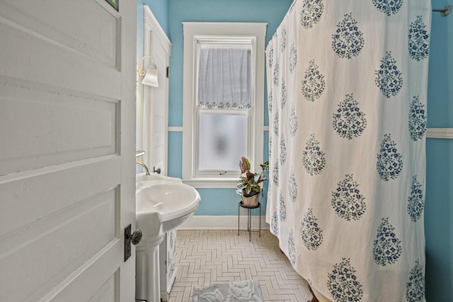 2710 N Hackett Ave, Milwaukee, WI 53211 - bathroom featuring curtained shower and baseboards