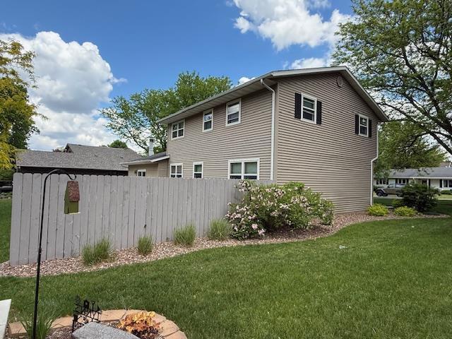 417 Raintree Dr, Fort Atkinson, WI 53538 - view of home's exterior