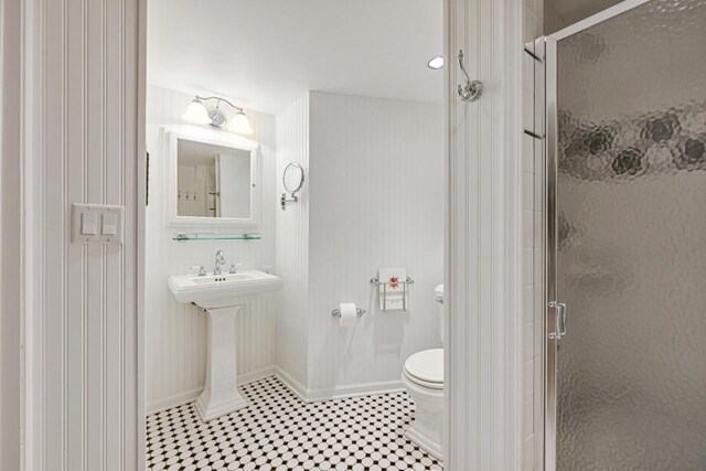 933 Juneau Dr, Fontana, WI 53125 - full bathroom with toilet, a stall shower, and baseboards